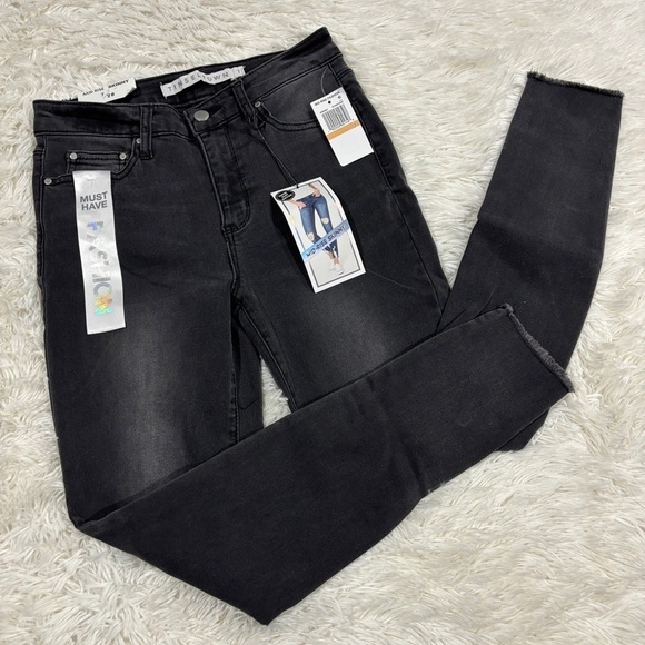 NWT Tinseltown mid-rise Black Denim distressed knee jeans juniors size 7 - Picture 3 of 13